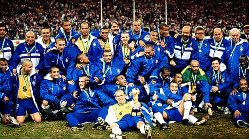 Com a dupla Ronaldo - Romário, Brasil faturou primeiro título na competição.